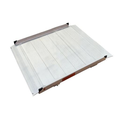 Aluminiumrampe für Personen mit eingeschränkter Mobilität (PMR) mit seitlichen Aufkantungen und Radabweisern -