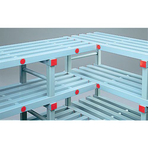 Zum Halten jedes Eckfachbodens ohne Pfosten sind 2 Halter erforderlich