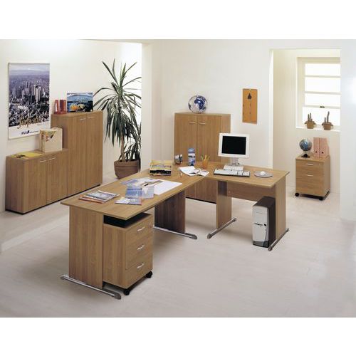 Ensemble composé de deux bureaux droits, d'un angle de liaison et d'un caisson mobileEnsemble composé d'une armoire mi-haute et d'une armoire basse Ensemble composé de deux bureaux droits, d'un angle de liaison et d'un caisson mobileEnsemble composé d'une armoire mi-haute et d'une armoire basse